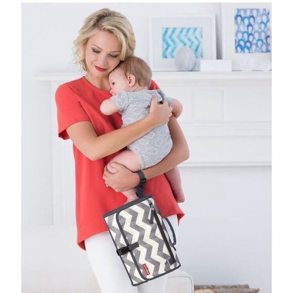 New Skip Hop Pronto Baby Portable Changing Station & Diaper Changing Pad Chevron - Picture 3 of 6